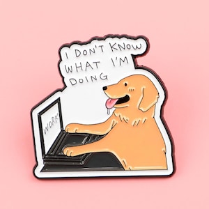 Peut inclure: Une broche en émail métallique représentant un chien brun clair assis devant un ordinateur portable noir avec le mot WORK sur l'écran. Une bulle blanche au-dessus du chien contient le texte noir I DON'T KNOW WHAT I'M DOING. Langue rose.