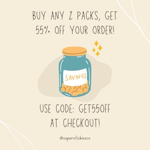Op de afbeelding: Een illustratie toont een turquoise pot met een gouden deksel, met het opschrift "SAVINGS", gevuld met munten. De tekst erboven luidt "BUY ANY 2 PACKS, GET 55% OFF YOUR ORDER!" en daaronder "USE CODE: GET55OFF AT CHECKOUT!" met gouden sterren.