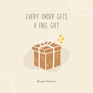 Op de afbeelding: Een bruine geschenkdoos met een wit lint en strik, met de tekst "EVERY ORDER GETS A FREE GIFT" in het zwart. De afbeelding bevat ook de tekst "@superstickiesco" en drie gele sterren.