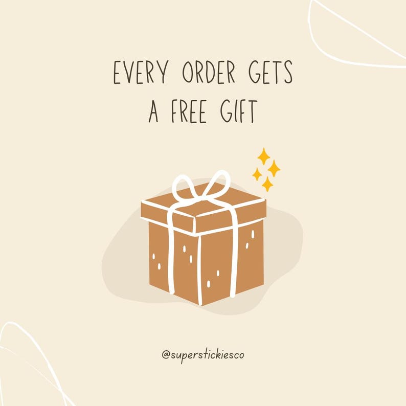 Op de afbeelding: Een bruine geschenkdoos met een wit lint en strik, met de tekst "EVERY ORDER GETS A FREE GIFT" in het zwart. De afbeelding bevat ook de tekst "@superstickiesco" en drie gele sterren.