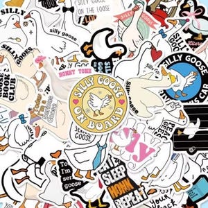 Peut inclure: Une collection d'autocollants en vinyle assortis représentant diverses illustrations d'oies blanches. Les motifs incluent des oies portant des chapeaux, des cravates et des accessoires de fête, avec des textes comme Silly Goose et Honk Tonk.
