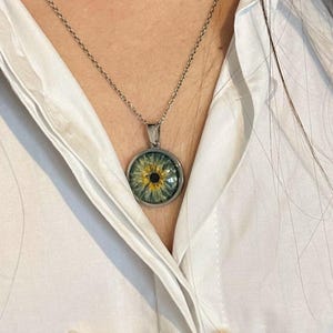 Handbemalte Iris-Halskette mit grünem AUGEN-ANHÄNGER
