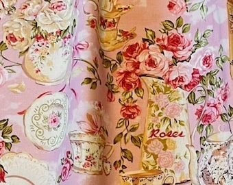 Può includere: Tessuto rosa con un motivo floreale con tazze da tè, teiere e rose. Il tessuto ha un'estetica vintage.