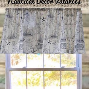 Pode incluir: Uma sanefa de janela com uma estampa n&aacute;utica apresentando ilustra&ccedil;&otilde;es em azul escuro de veleiros, &acirc;ncoras, b&uacute;ssolas e estrelas-do-mar sobre um fundo creme claro. O texto "Nautical Decor Valances" est&aacute; impresso em preto no topo.