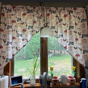 Farmhouse Lover Curtains: Pigs, Cows, Chickens, Tractor Print with Tiebacks bild 5