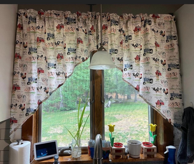 Farmhouse Lover Curtains: Pigs, Cows, Chickens, Tractor Print with Tiebacks bild 5