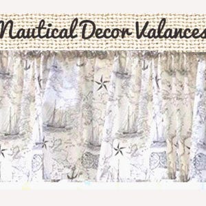 Pode incluir: Uma sanefa de janela com estampa n&aacute;utica de veleiros, &acirc;ncoras e estrelas de b&uacute;ssola em preto e cinza sobre fundo claro. O texto "Nautical Decor Valances" est&aacute; impresso em fonte cursiva escura sobre um cabe&ccedil;alho bege texturizado.