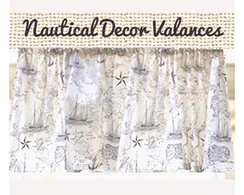 Pode incluir: Uma sanefa de janela com estampa n&aacute;utica de veleiros, &acirc;ncoras e estrelas de b&uacute;ssola em preto e cinza sobre fundo claro. O texto "Nautical Decor Valances" est&aacute; impresso em fonte cursiva escura sobre um cabe&ccedil;alho bege texturizado.