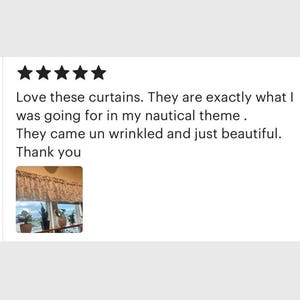 Pode incluir: Uma avalia&ccedil;&atilde;o de cliente de cinco estrelas com o texto: Love these curtains. They are exactly what I was going for in my nautical theme. They came un wrinkled and just beautiful. Thank you. Inclui uma pequena foto de cortinas estampadas.