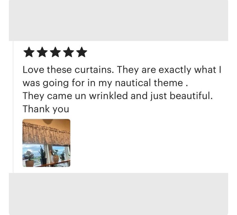 Pode incluir: Uma avalia&ccedil;&atilde;o de cliente de cinco estrelas com o texto: Love these curtains. They are exactly what I was going for in my nautical theme. They came un wrinkled and just beautiful. Thank you. Inclui uma pequena foto de cortinas estampadas.