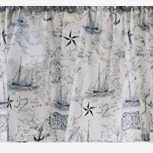 Pode incluir: Uma sanefa de janela franzida com um padr&atilde;o n&aacute;utico toile em tinta azul-escura sobre tecido cor de creme. O design inclui ilustra&ccedil;&otilde;es de veleiros, &acirc;ncoras, b&uacute;ssolas e estrelas de cinco pontas dispostas por todo o tecido.