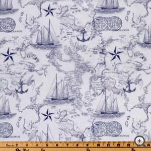 Pode incluir: Um tecido branco com um padr&atilde;o n&aacute;utico repetitivo em tinta azul escura. O design inclui ilustra&ccedil;&otilde;es de veleiros, &acirc;ncoras, estrelas de cinco pontas e mapas-m&uacute;ndi de estilo vintage com globos. Uma r&eacute;gua de madeira &eacute; vis&iacute;vel na parte inferior.