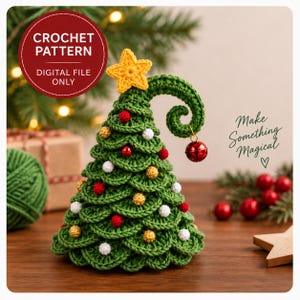 Op de afbeelding: Een groene gehaakte kerstboom met een gele ster als piek, versierd met kleine rode, witte en gouden bolletjes en een rood belletje aan een gekrulde tak. De tekst luidt: CROCHET PATTERN DIGITAL FILE ONLY en Make Something Magical.