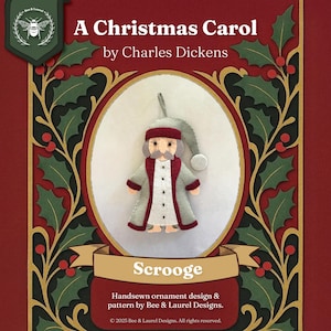Puede incluir: Adorno navideño de fieltro de Scrooge, personaje de 'Cuento de Navidad'. El adorno es gris, rojo y blanco. La imagen incluye texto que dice "A Christmas Carol by Charles Dickens" y "Scrooge".