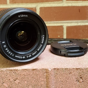 Canon Eos mount EFS 18-55mm f/3.5-5.6 IS-II lens
