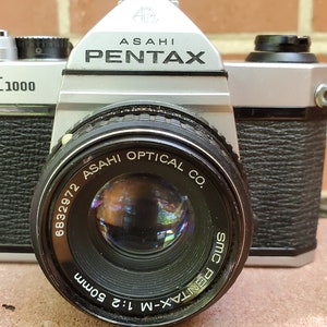 Vintage Pentax K1000 35 mm Filmkamera mit 50 mm f/2.0 Objektiv