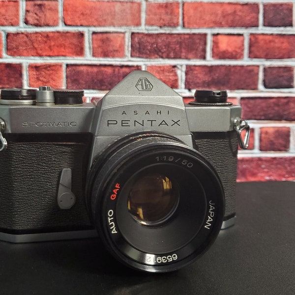 Vintage Pentax Spotmatic SP 35mm film Camera w/50mm lens