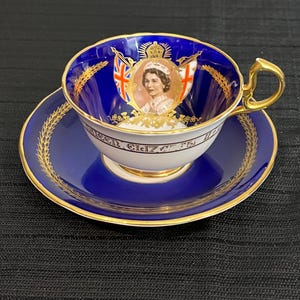Aynsley tea cup Made to commemorate the coronation of King Elizabeth II On the day of accession to the British throne