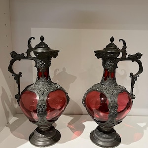 Um par de jarras antigas de vidro com metal provavelmente italiano ou feanch em bom estado