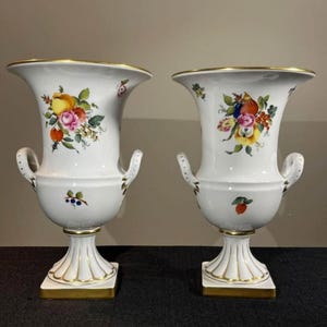 Herend  vintage porcelain A pair of veses in good condition and big