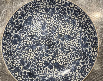Antiek en groot blauw-wit porseleinen Chinees bord gemaakt in het midden van de Qing-dynastie in goede staat