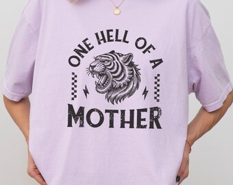 Maglietta "One Hell of a Mother", maglietta retrò Tiger Mom, regalo per la festa della mamma, maglietta Trendy Mom Life, regalo di compleanno per la mamma, Damn Good Mother, S105