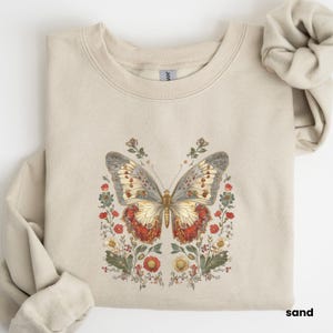 Butterfly Floral Sweatshirt, Detailed Butterfly Tee, Nature Lover Gift, Aesthetic Butterfly Top, Vintage Botanical Sweatshirt, U442