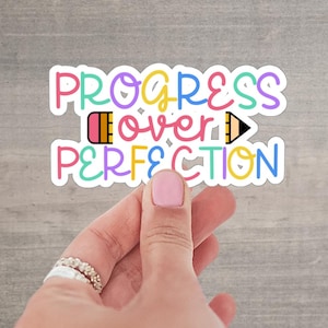Adesivi Progress Over Perfection, Ritorno a scuola, Apprezzamento insegnante, Adesivo citazione insegnante, Adesivo insegnante, Adesivo motivazionale, P025