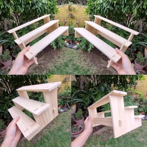 Pode incluir: Vários bancos pequenos de madeira inacabada e suportes de plantas em camadas. Os bancos têm um design simples com um assento plano e pernas anguladas. Os suportes de plantas têm vários níveis para exibir plantas. A madeira tem uma cor clara natural.