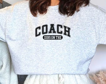 Me quedo con la sudadera de entrenador, la camiseta de entrenador, la camiseta de la esposa del entrenador, la camiseta de la esposa del entrenador, la camiseta del día del partido de béisbol, la camiseta del entrenador de fútbol de la escuela secundaria, U070