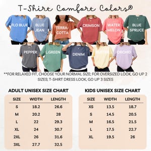 Pode incluir: Uma tabela de tamanhos para t-shirts unissex para adultos e crian&ccedil;as. A tabela mostra as medidas de largura e comprimento em polegadas para diferentes tamanhos, incluindo S, M, L, XL, 2XL, 3XL, XS, S, M, L e XL. A tabela tamb&eacute;m inclui uma nota sobre o ajuste relaxado, o visual de tamanho grande e o visual de vestido de camiseta.