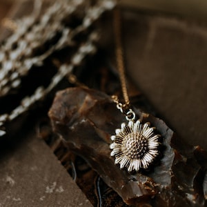 Sonnenblumen. eine Boho kleine goldene Sonnenblume Talisman Halskette.