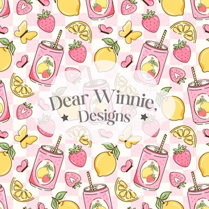 Puede incluir: Patrón repetitivo con latas de refresco rosas, limones, fresas, mariposas y rodajas de limón sobre un fondo a cuadros rosa y blanco. El texto "Dear Winnie, Designs" es visible en el centro.