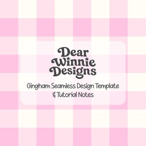 Può includere: Uno sfondo con motivo a quadretti vichy rosa chiaro e bianco con un'etichetta rettangolare bianca centrale dagli angoli arrotondati. Il testo recita Dear Winnie Designs, Gingham Seamless Design Template & Tutorial Notes in marrone scuro.