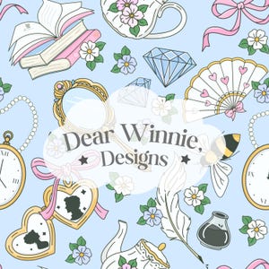 Puede incluir: Patrón sin costuras azul claro con ilustraciones de libros, flores, diamantes, un espejo de mano, un abanico, un reloj de bolsillo, un medallón en forma de corazón, una pluma, una tetera, una abeja y el texto "Dear Winnie, Designs".