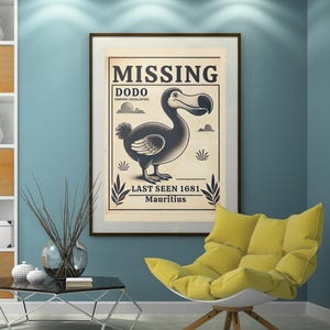Pode incluir: Um poster emoldurado com um design vintage com uma ilustração de um pássaro dodô. O poster tem o texto "MISSING DODO" e "LAST SEEN 1681 Mauritius". A sala tem uma cadeira amarela e uma mesa de vidro.