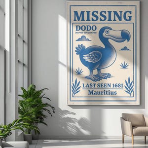 Puede incluir: Un póster enmarcado con un diseño vintage. El póster presenta una ilustración azul de un pájaro Dodo con el texto "MISSING DODO" y "LAST SEEN 1681 Mauritius". El póster se exhibe en una sala de estar moderna.
