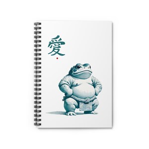 Peut inclure: Cahier à spirales avec une couverture blanche. La couverture présente une illustration à l'aquarelle bleu clair d'une grenouille sumo. Des caractères japonais et un point rouge sont au-dessus de la grenouille. La grenouille porte une ceinture de sumo.