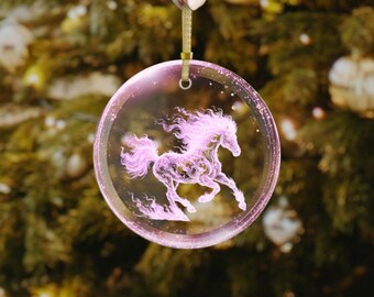 Decorazione a forma di cavallo di fuoco, in vetro rosa, per il Capodanno cinese 2026.