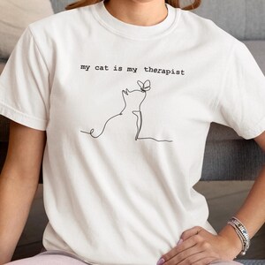 T-shirt My Cat Is My Therapist – cadeau kattenliefhebber – T-shirt geestelijke gezondheid humor – uniseks shirt met comfortkleuren