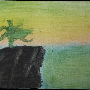 以下が含まれることがあります： 緑の木が黒い崖の上に立っている絵画。背景は緑、青、黄色の空です。