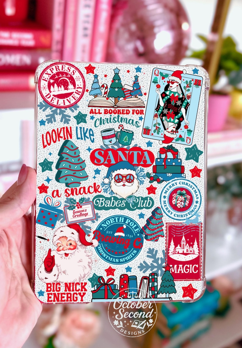 以下が含まれることがあります： お祝いのクリスマスデザインの透明な携帯電話ケース。ケースには、サンタクロース、クリスマスツリー、「All Booked for Christmas」のテキストなど、さまざまな休日のテーマのイラストが描かれています。デザインには赤、緑、青の色が使用されています。