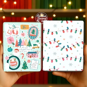 K&ouml;nnte beinhalten: Zwei quadratische H&uuml;llen mit weihnachtlichen Designs. Eine zeigt festliche Illustrationen wie einen Weihnachtsbaum, den Weihnachtsmann und den Text "merry & bright". Die andere hat ein Muster aus bunten Weihnachtslichtern auf hellblauem Hintergrund.