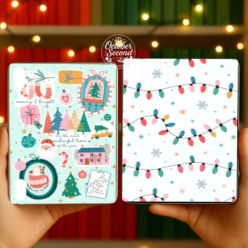 K&ouml;nnte beinhalten: Zwei quadratische H&uuml;llen mit weihnachtlichen Designs. Eine zeigt festliche Illustrationen wie einen Weihnachtsbaum, den Weihnachtsmann und den Text "merry & bright". Die andere hat ein Muster aus bunten Weihnachtslichtern auf hellblauem Hintergrund.