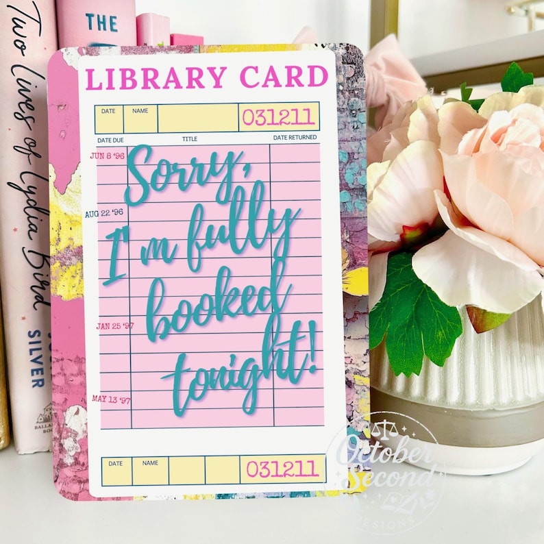 Inserto reversible para funda Kindle, collage literario y estampado de tarjeta de biblioteca — Personaje principal: Chica sexy con energía bebiendo imagen 3