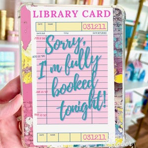 Inserto reversible para funda Kindle, collage literario y estampado de tarjeta de biblioteca — Personaje principal: Chica sexy con energía bebiendo imagen 2