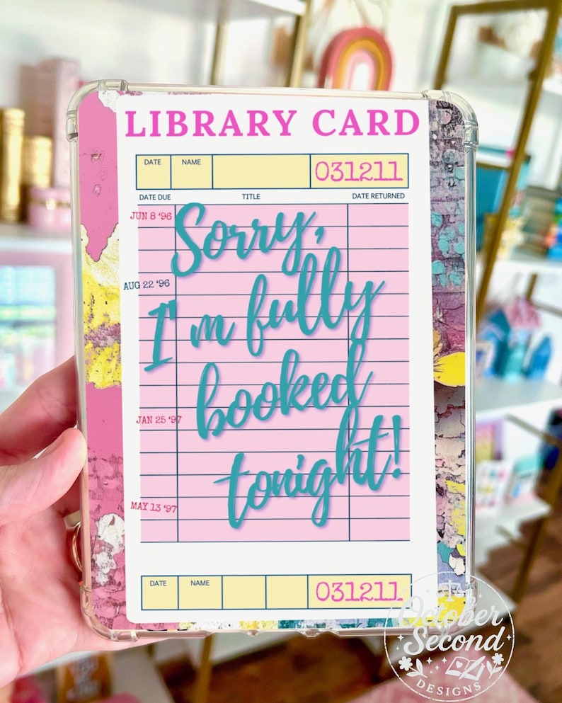 Inserto reversible para funda Kindle, collage literario y estampado de tarjeta de biblioteca — Personaje principal: Chica sexy con energía bebiendo imagen 2