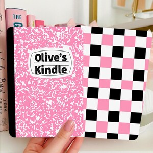Reversible Kindle Case Insert, Custom Name Pink Composition Notebook & Pink Black Checker zdjęcie 4