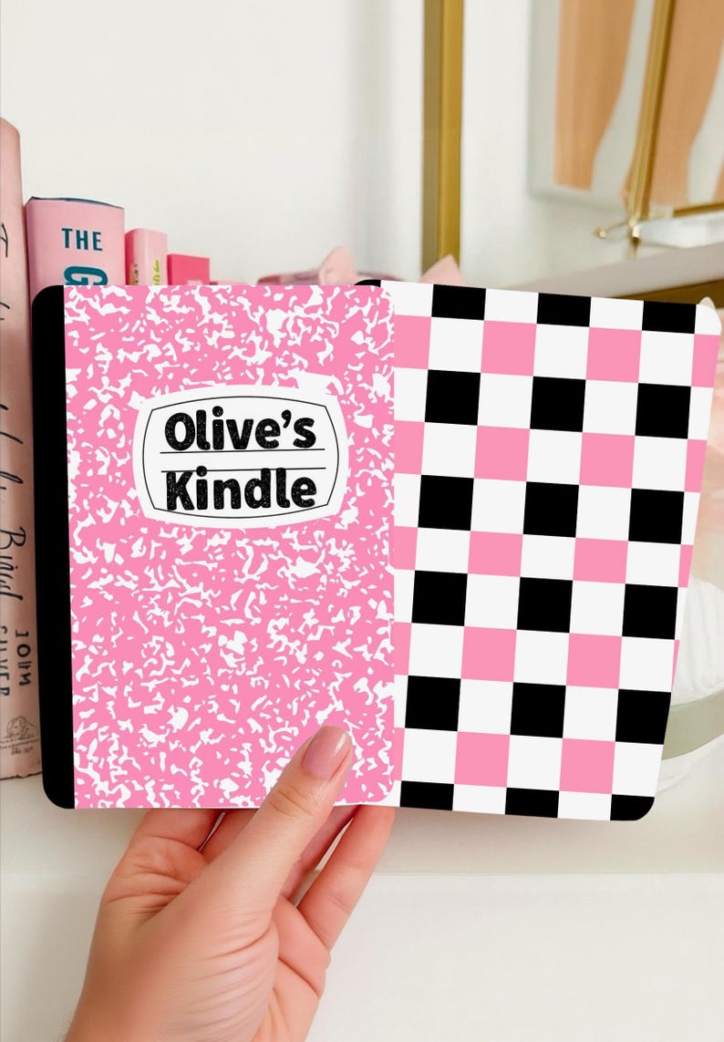 Reversible Kindle Case Insert, Custom Name Pink Composition Notebook & Pink Black Checker zdjęcie 4