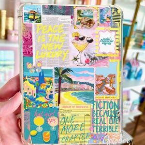 Inserto reversible para funda Kindle, collage literario y estampado de tarjeta de biblioteca — Personaje principal: Chica sexy con energía bebiendo imagen 1